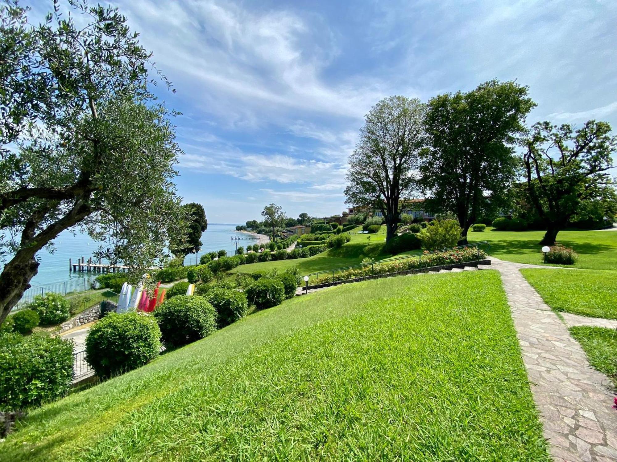 Front Lake Amazing View مانربا ديل جاردا المظهر الخارجي الصورة